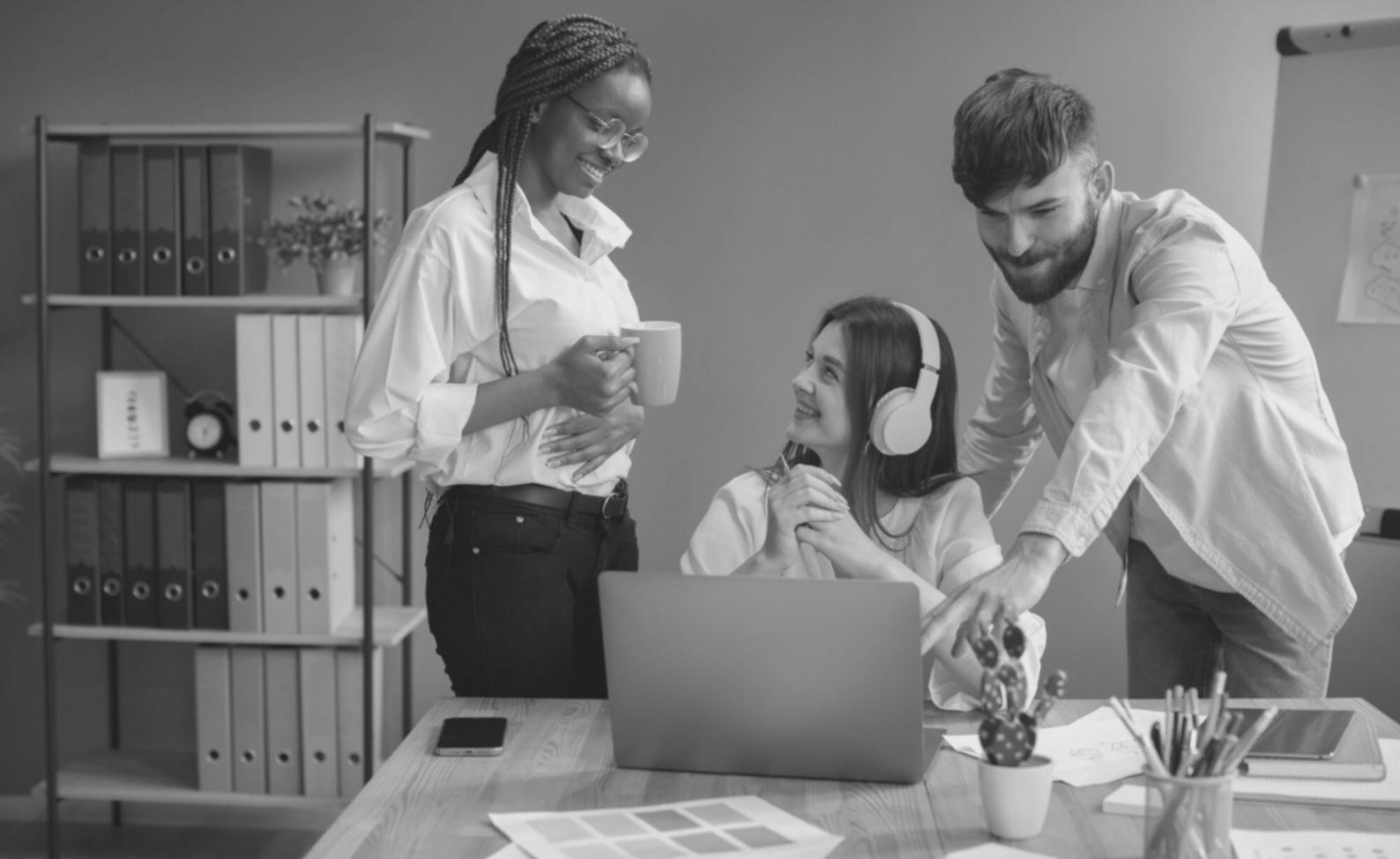 Grupo de profesionales trabajando colaborativamente en análisis financiero con hojas de cálculo